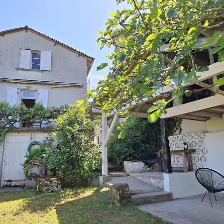 Eulalie ,maison De Village Avec Jardin Feriehus